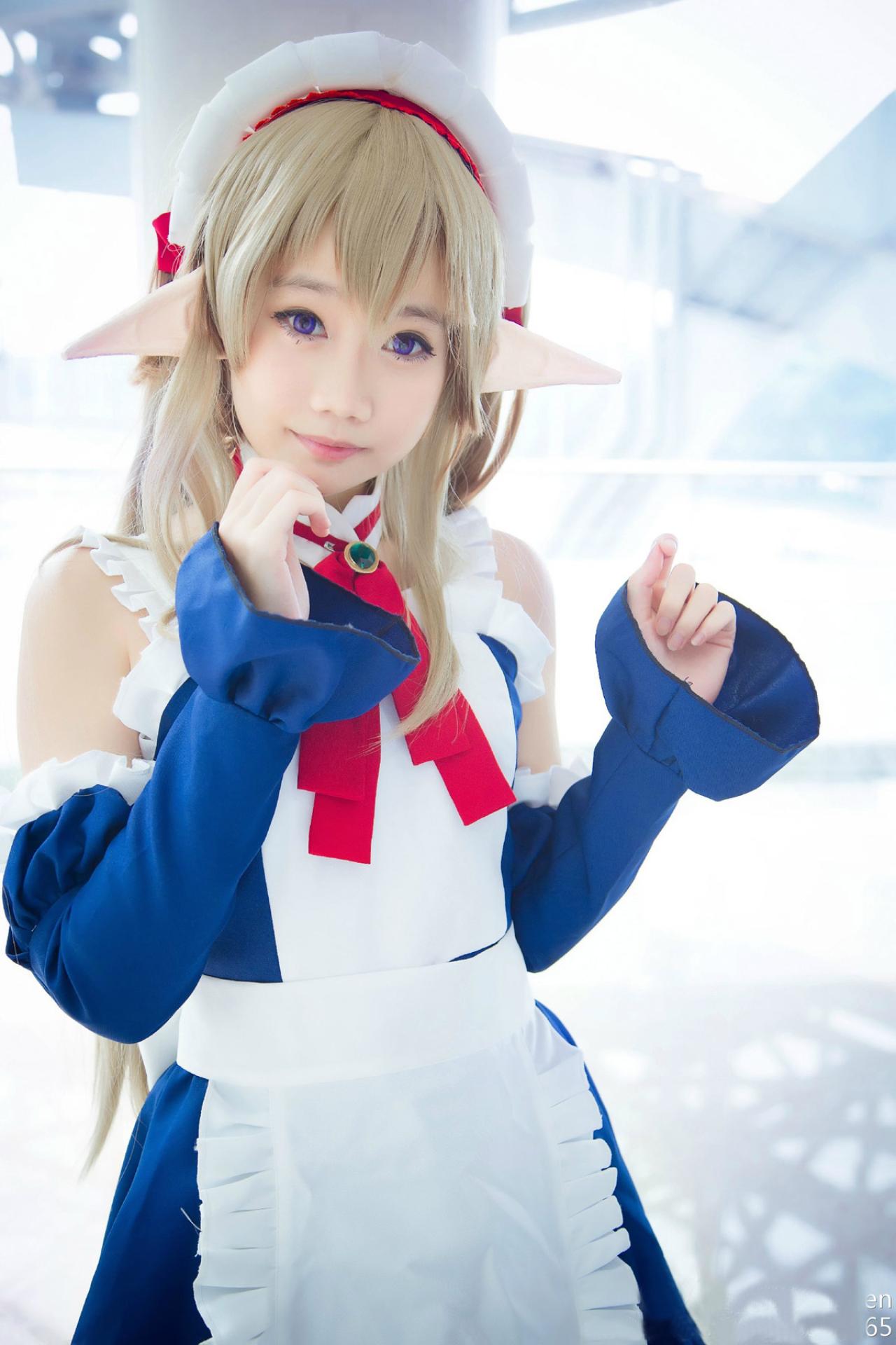 夏日蚊蚊软趴趴双手手臂弯曲，右手按着下巴的姿势