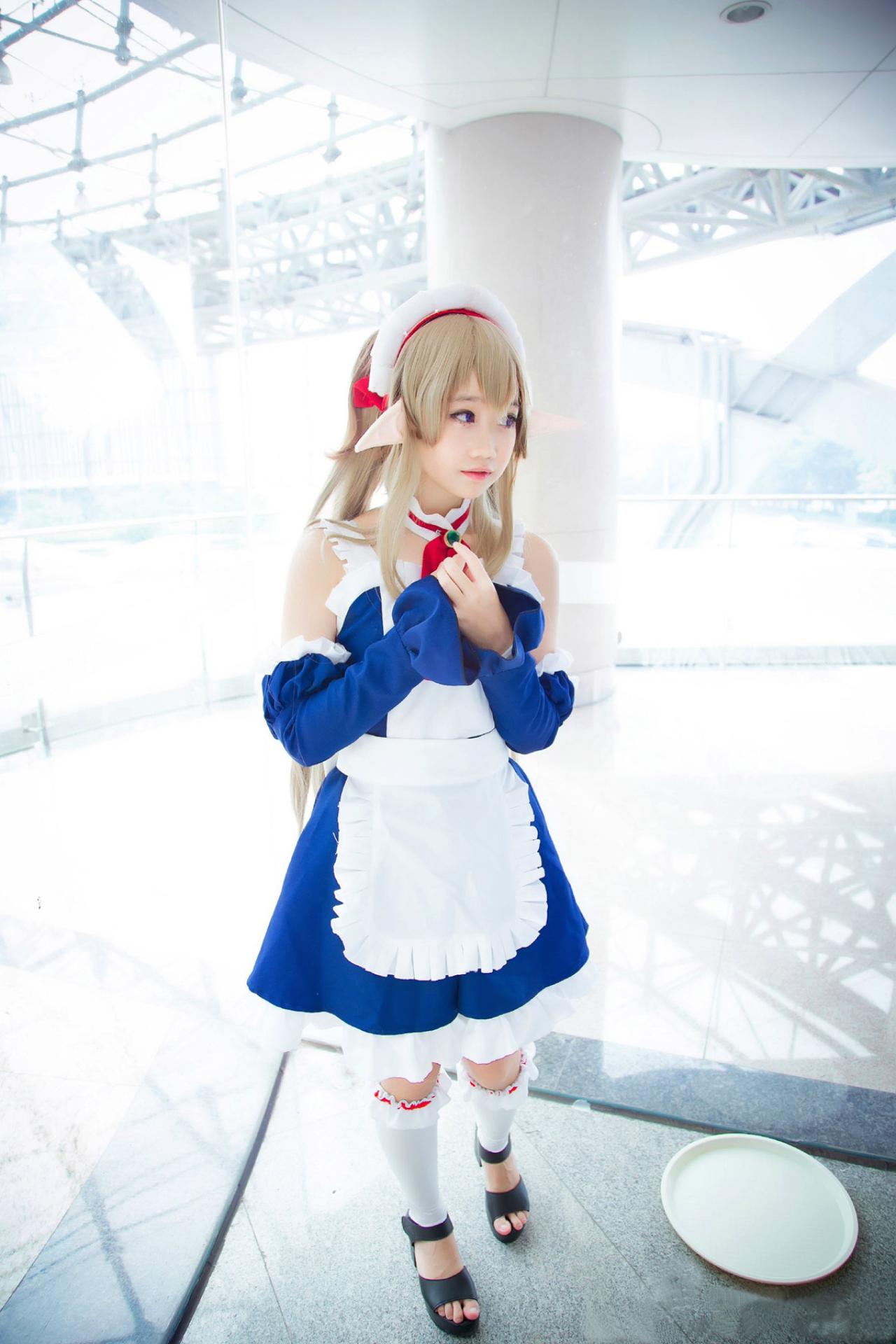 夏日蚊蚊软趴趴双手叠放在胸前，脸看向一侧的全身照