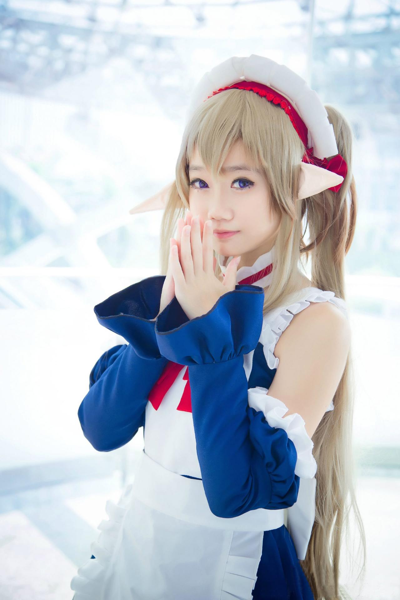 夏日蚊蚊软趴趴双手合十，祈祷许愿的姿势