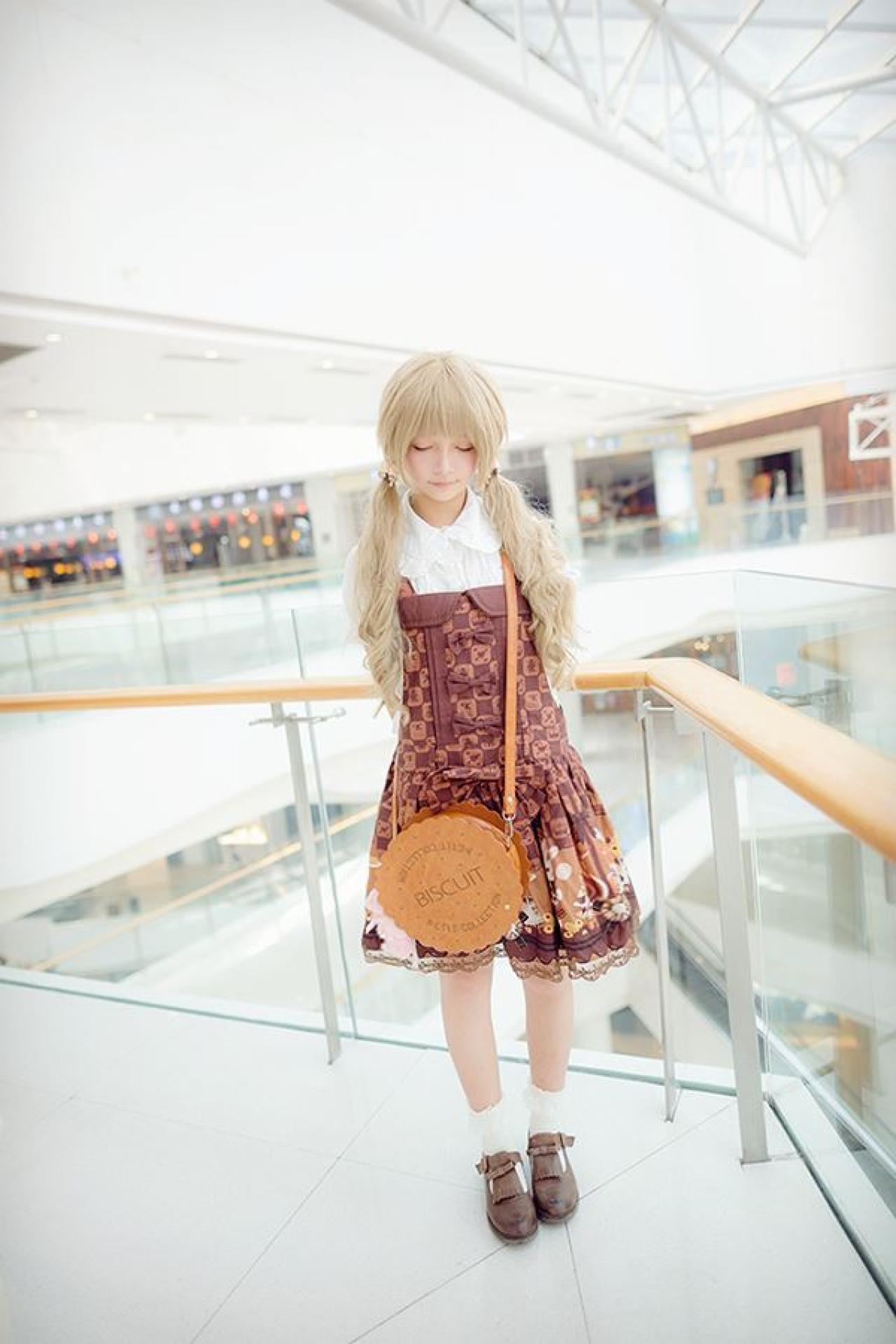 苍墨手背后，闭眼陶醉/思考的样子