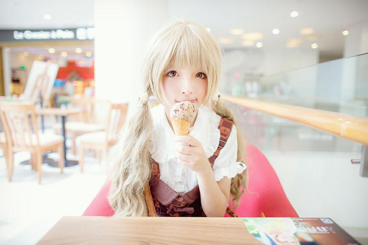 苍墨吃冰淇淋的模样