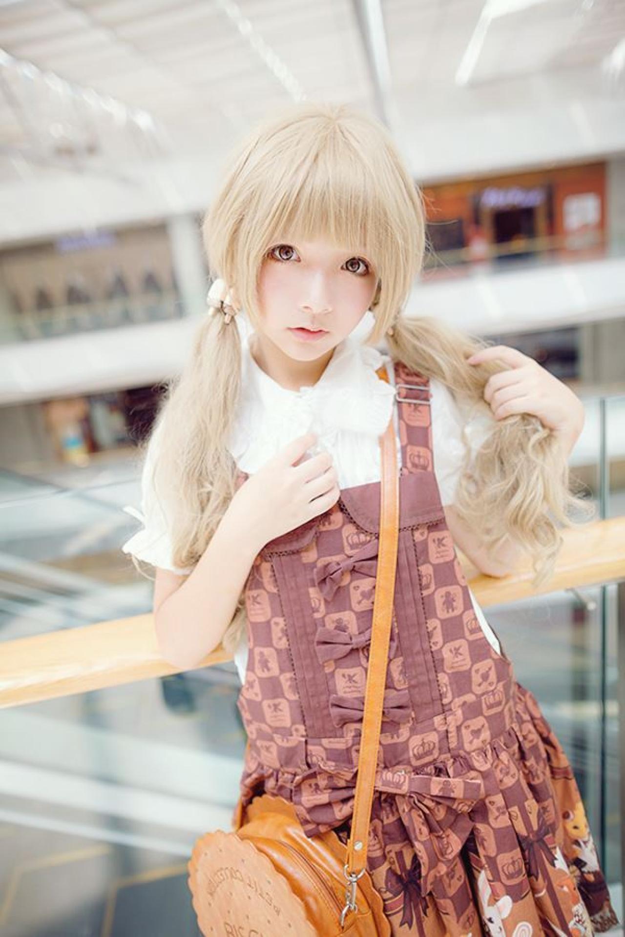 苍墨左手抓着马尾，右手放在胸前，看镜头的样子