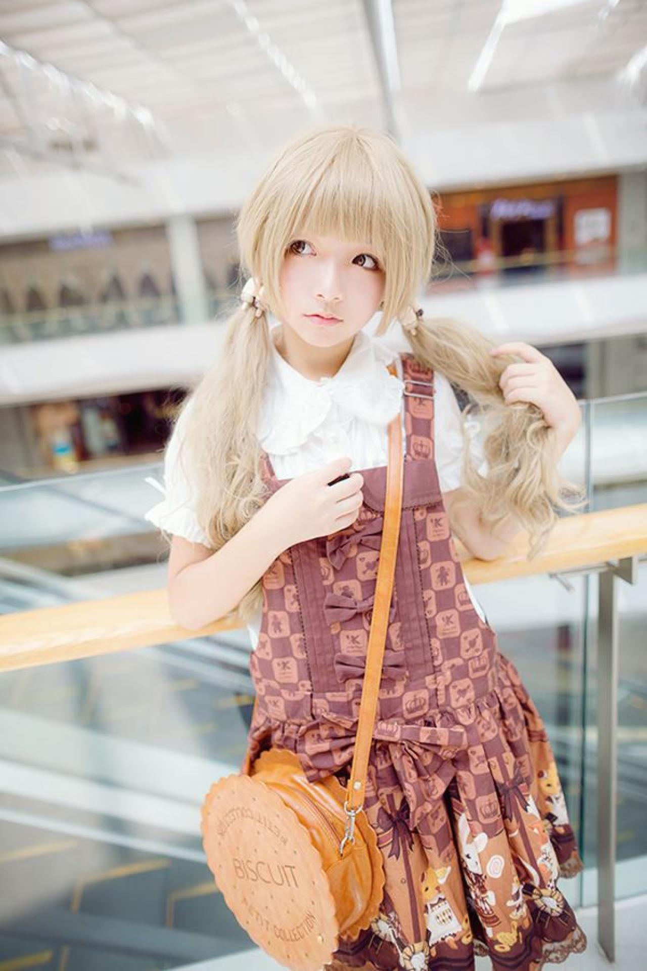 苍墨左手抓着马尾，右手放在胸前，看一侧的样子