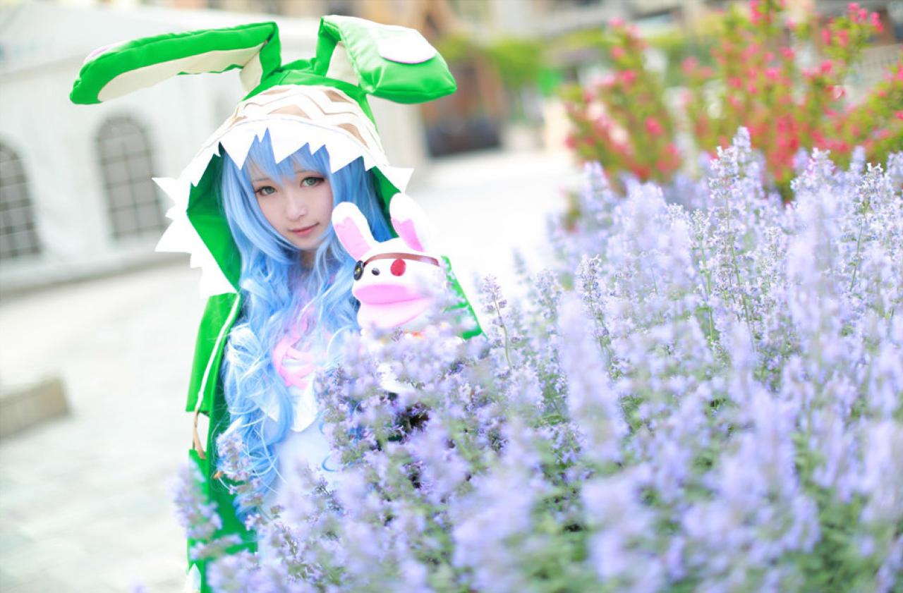 树里扮演四糸乃和玩偶四糸奈在薰衣草旁的合影