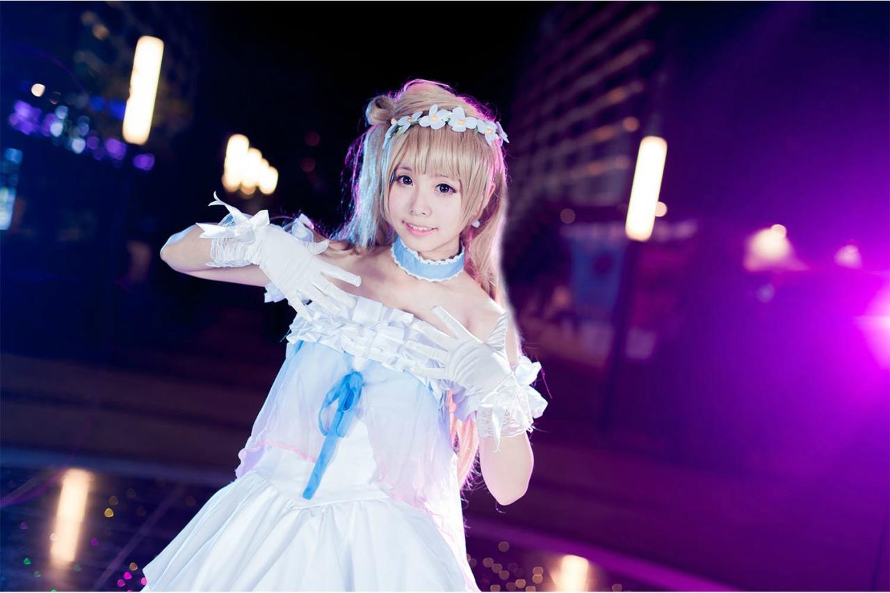 黎狱扮演的南小鸟双手五指张开放在胸前