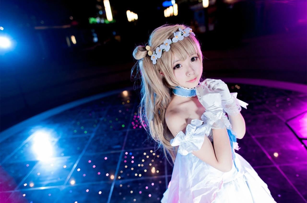 黎狱扮演的南小鸟双臂弯曲，微侧身看着镜头