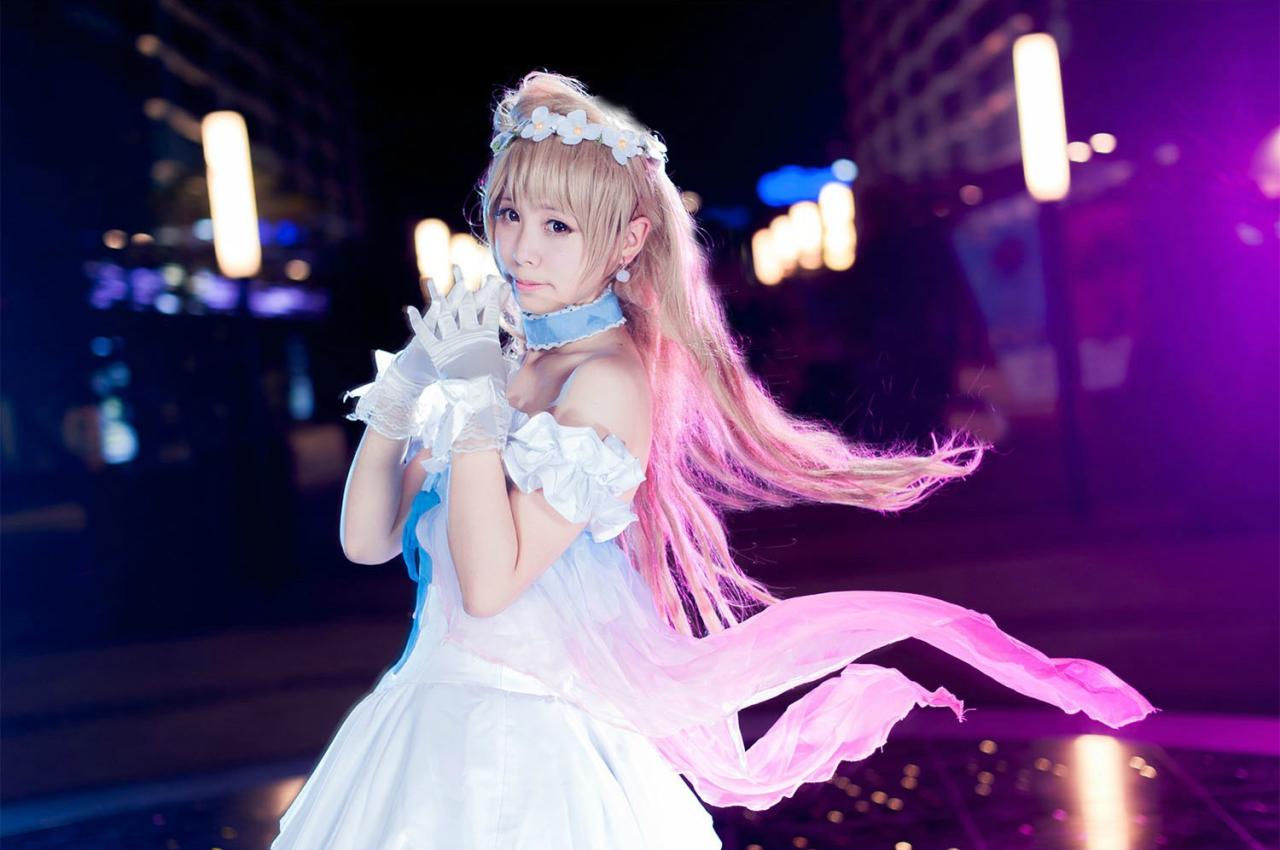 黎狱扮演的南小鸟双手合拢，看向镜头