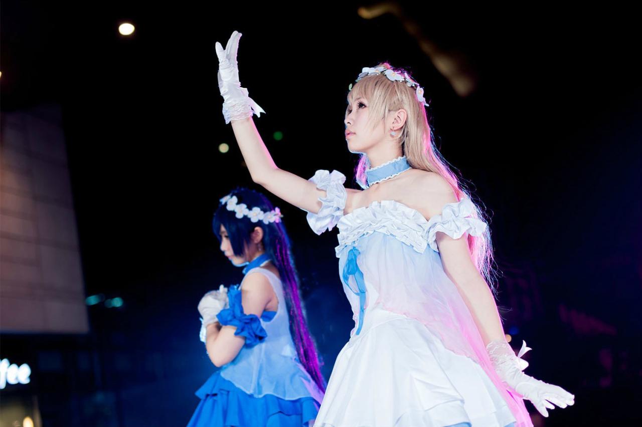 黎狱扮演的南小鸟向舞台下观众挥手，小A扮演的园田海未双手握在一起放在胸前