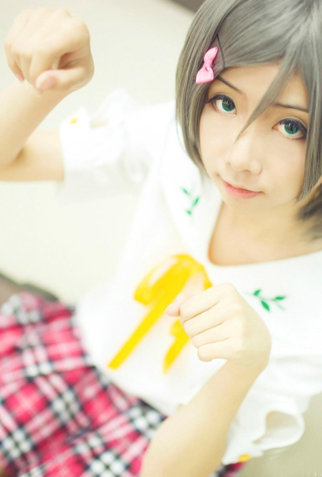 釉生扮演筒隐月子的小猫手势 局部照