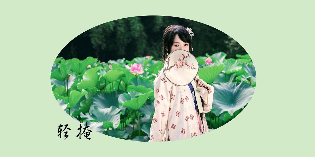 青木熊用扇子遮挡面部，主题：轻掩