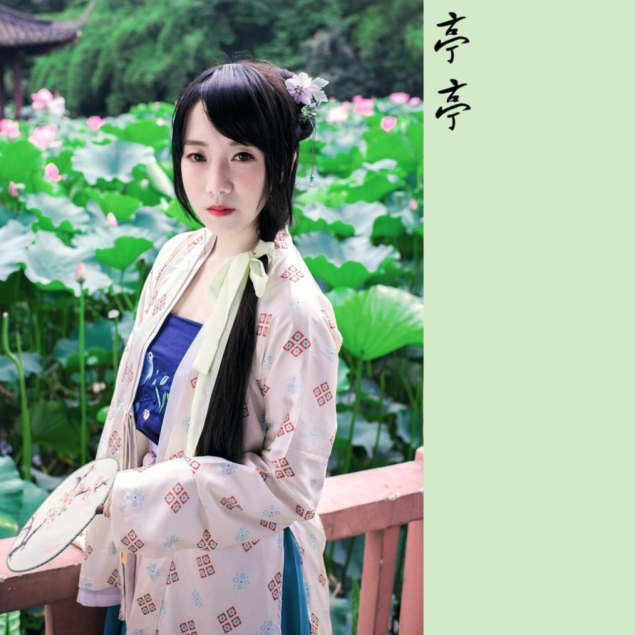 青木熊持扇凭台而立 主题：亭亭