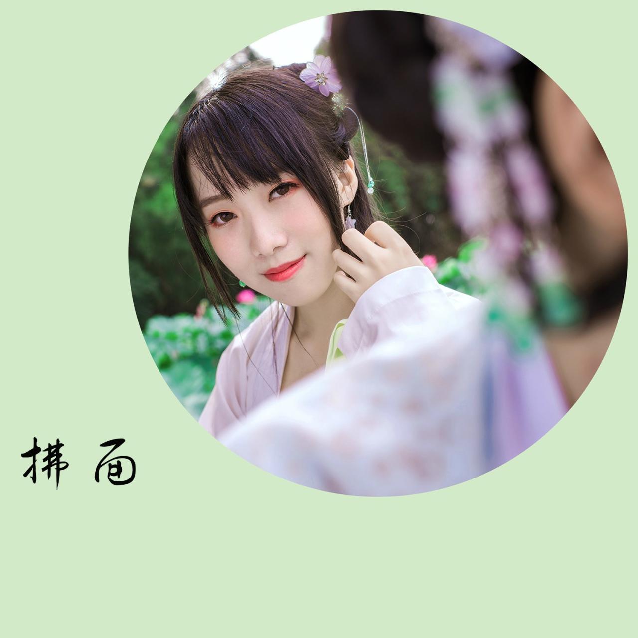 青木熊轻抚头发 脸部特写 主题：拂面