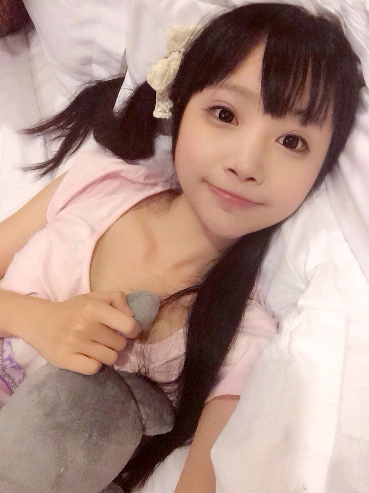 小柔揪着玩偶耳朵，微笑的神情