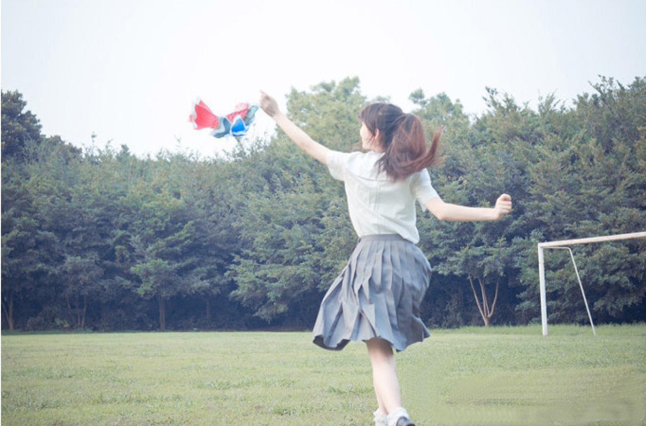 许夏幽奔跑追逐正在空中飞舞的鲤鱼旗