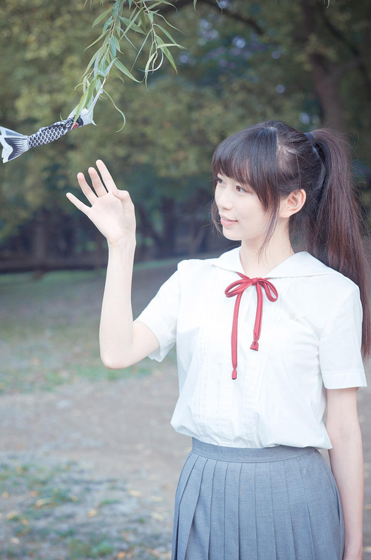 许夏幽用手去触碰黑色鲤鱼旗