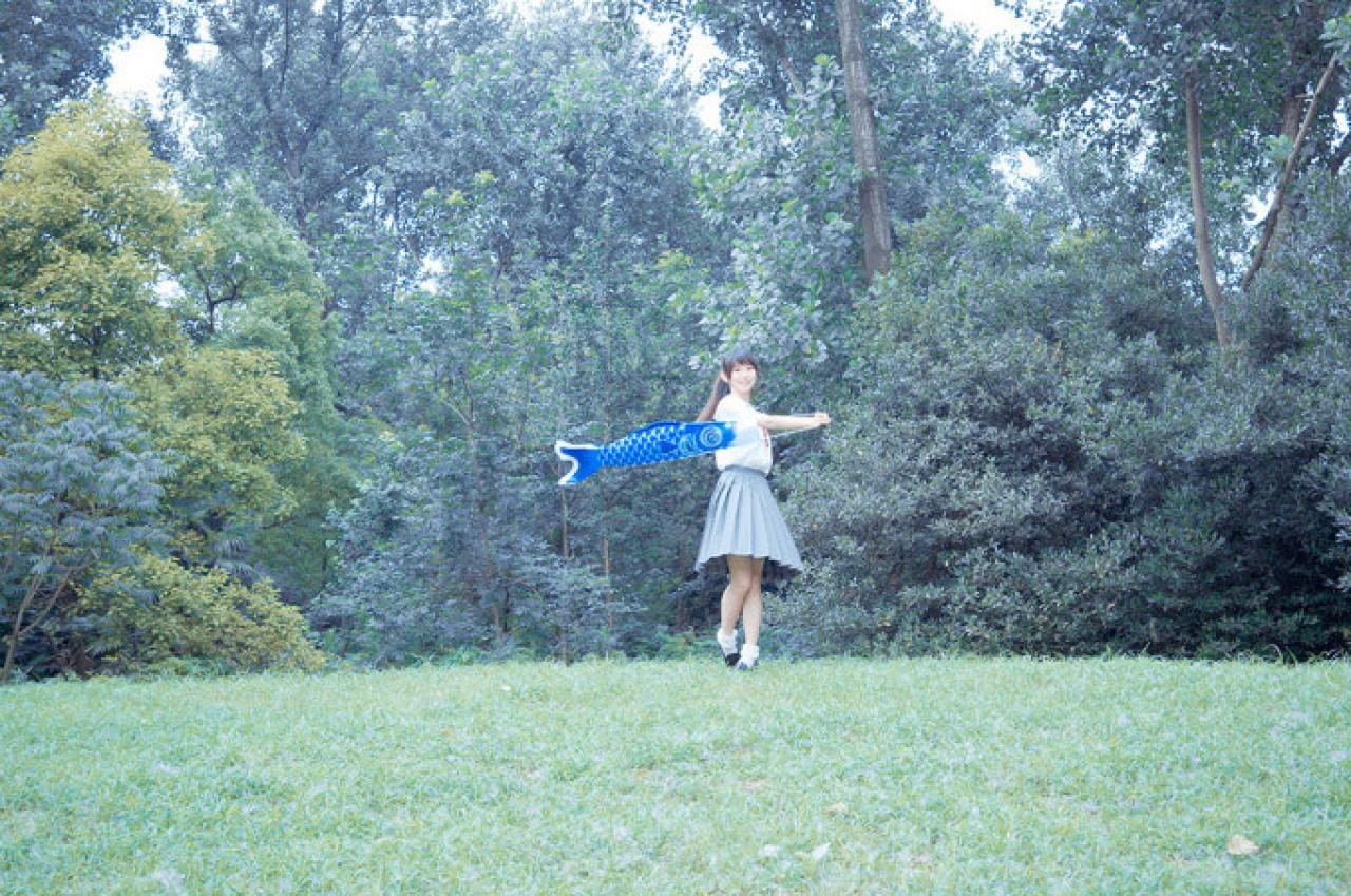 许夏幽牵着一只蓝色鲤鱼旗