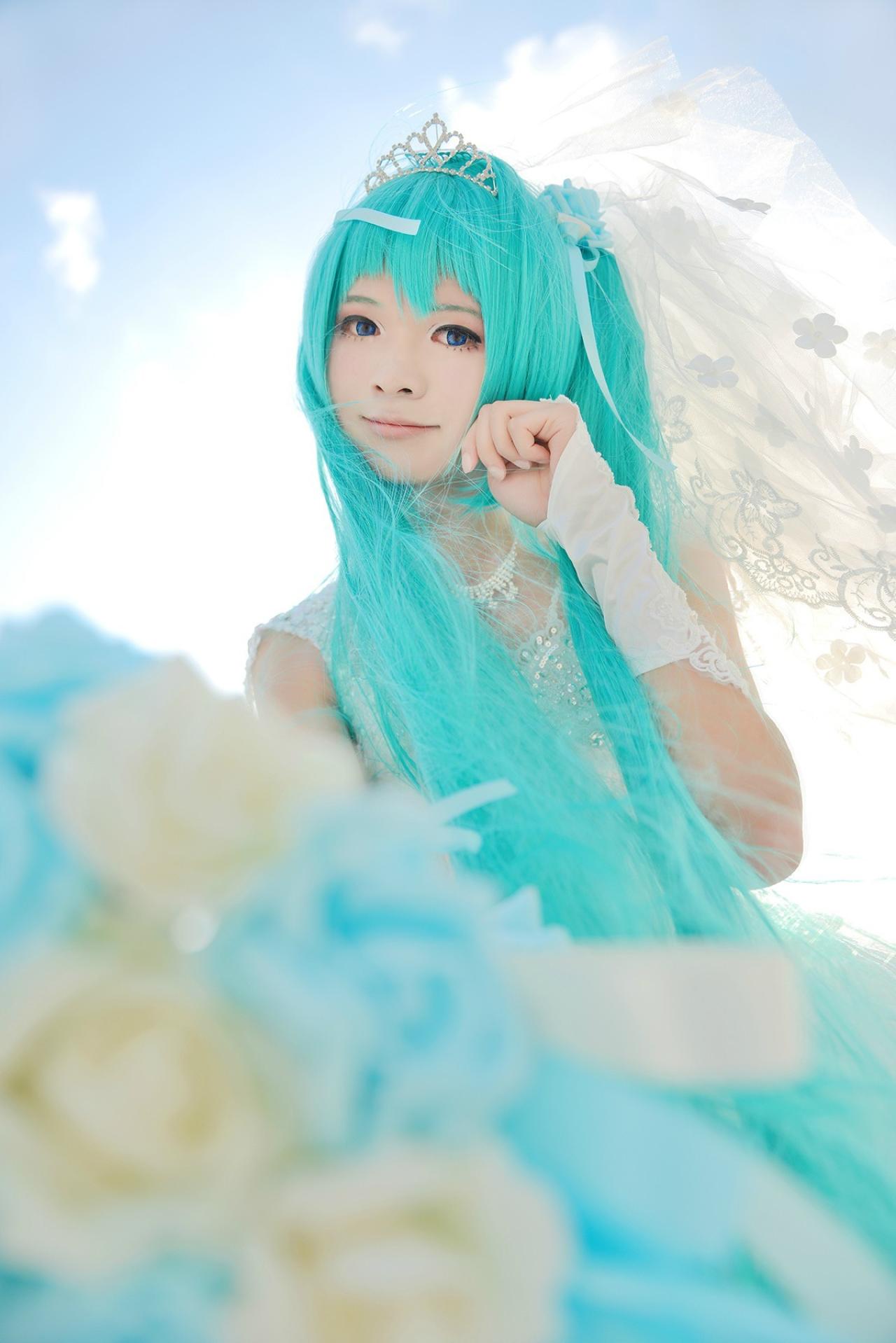 小线轻抚脸庞的动作