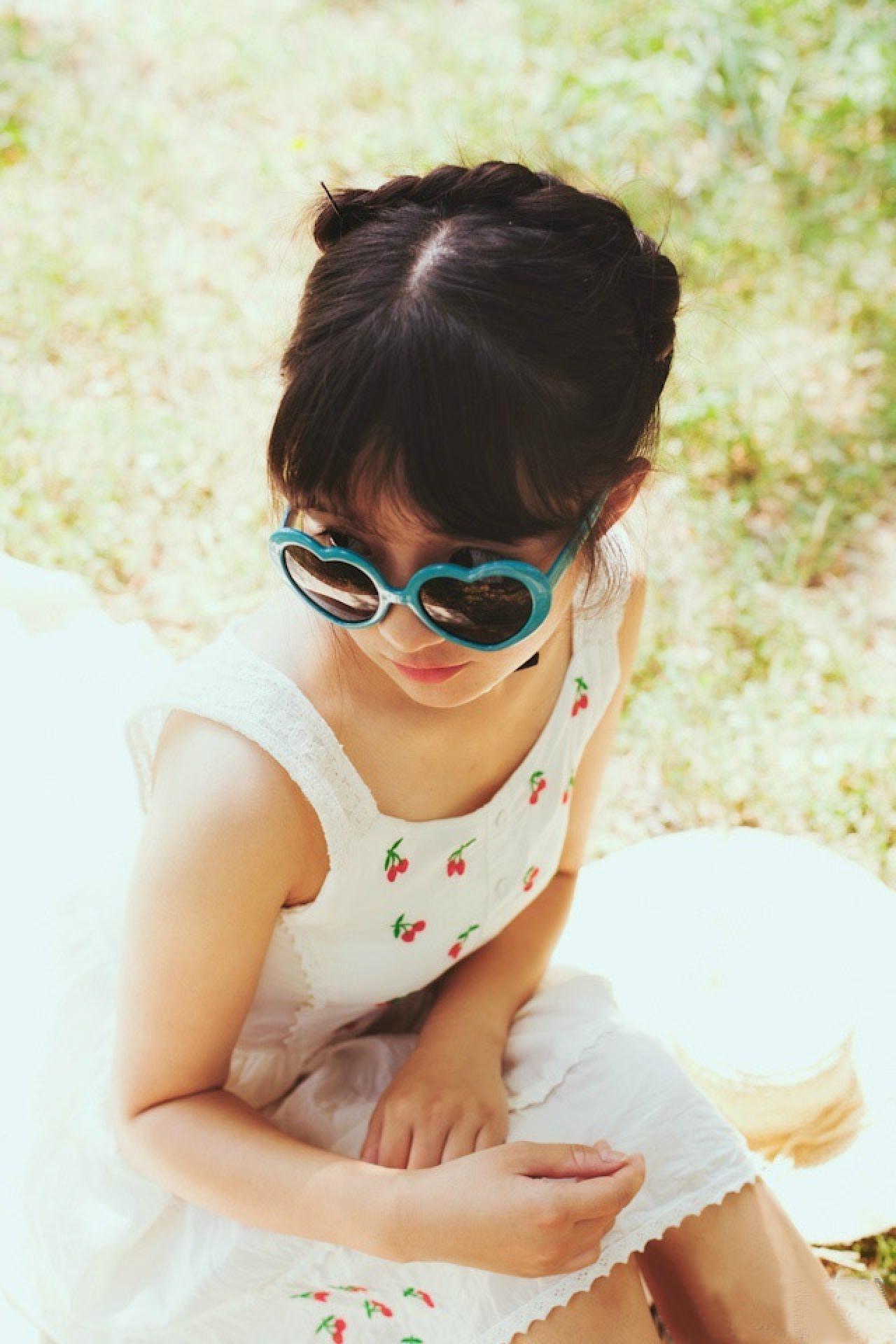 小陆离戴着桃心墨镜的样子