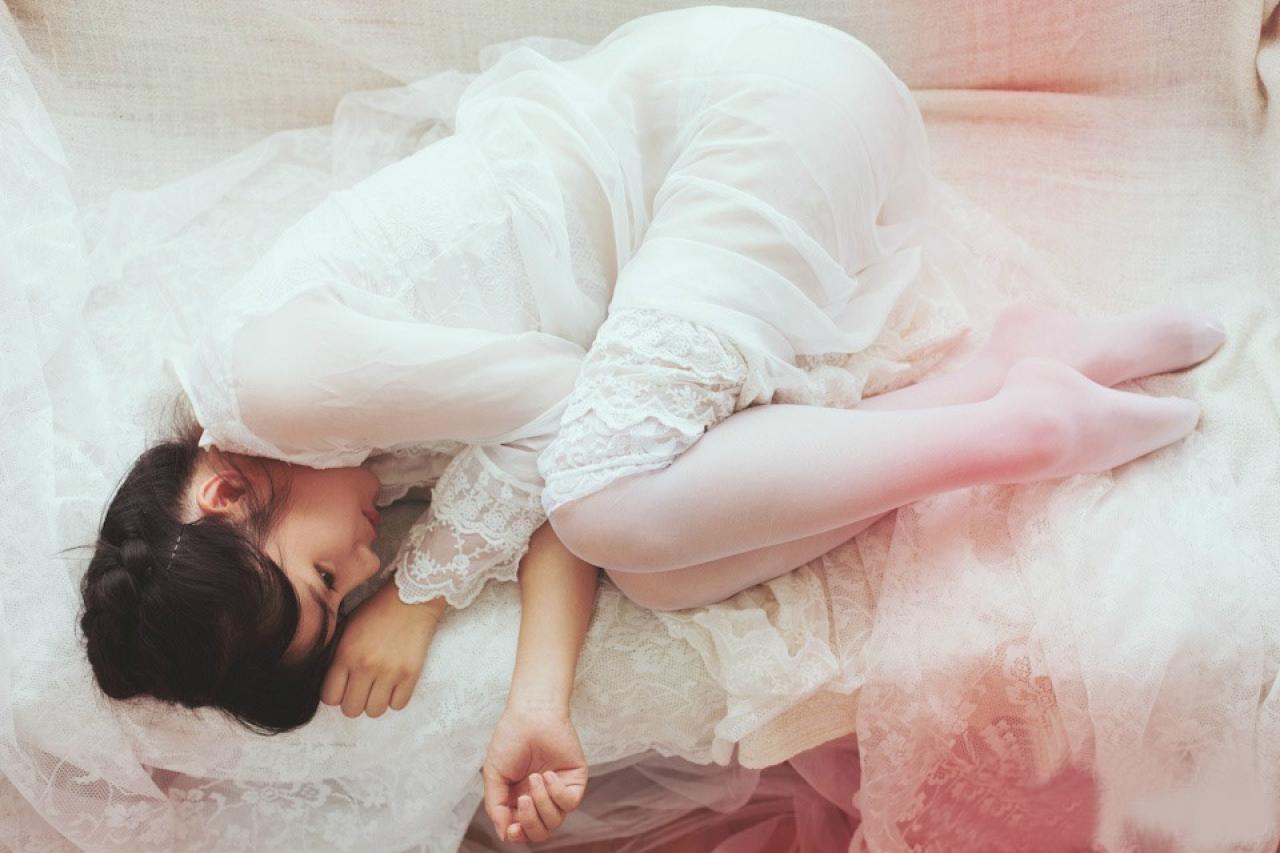 小陆离蜷缩在沙发上