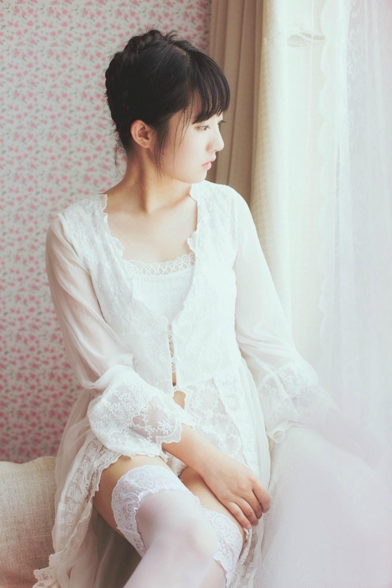 小陆离坐在窗台旁眺望窗外的姿势