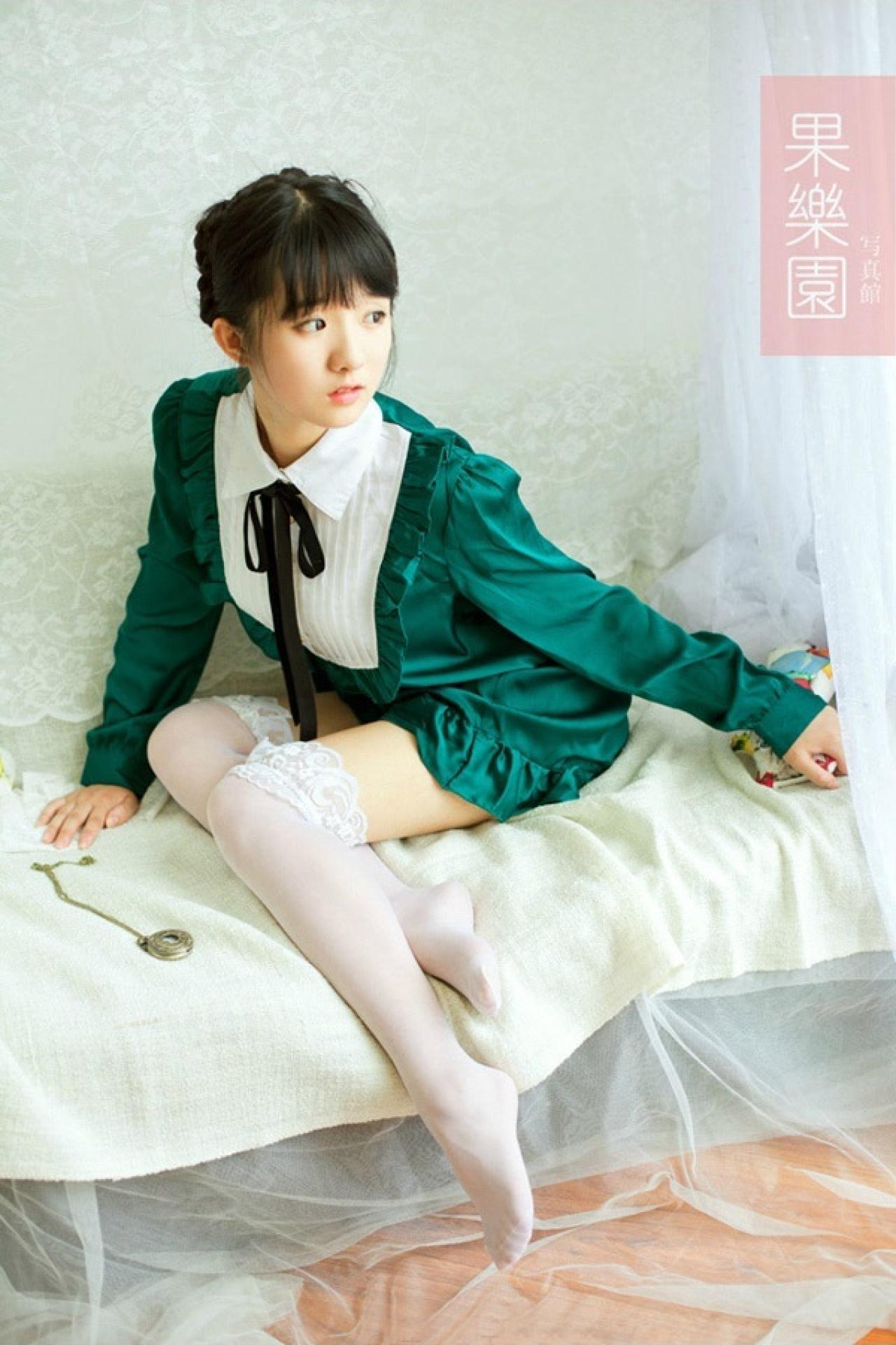 小陆离拿开玩偶坐在床上的姿势