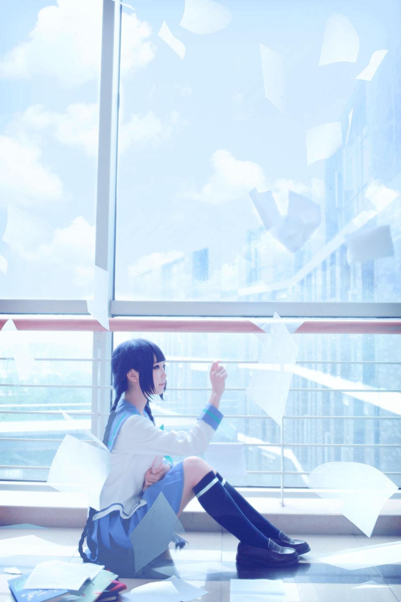 帕琪与兔扮演天野远子作点击手势的同时，漫天飘舞着各种书页