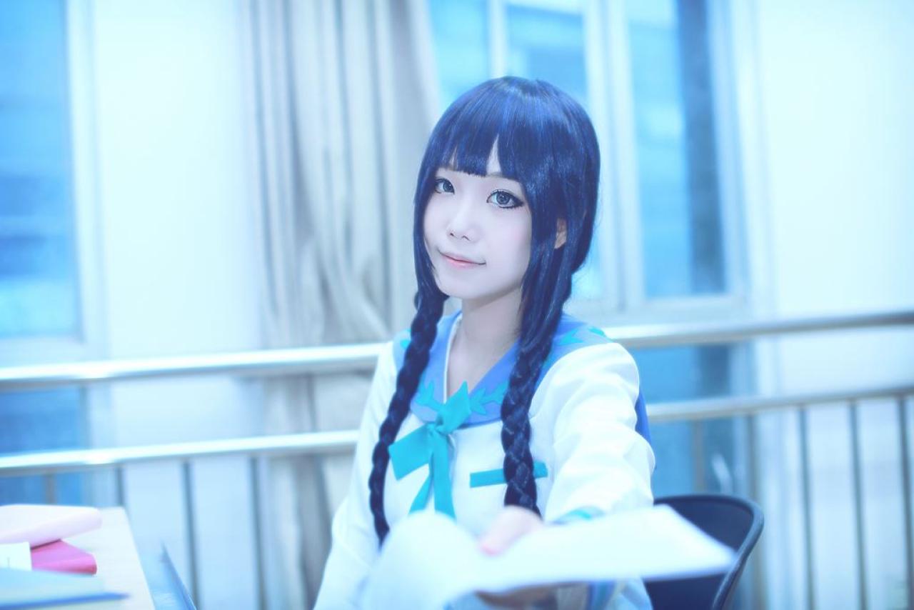 帕琪与兔扮演天野远子拿出一摞纸给镜头