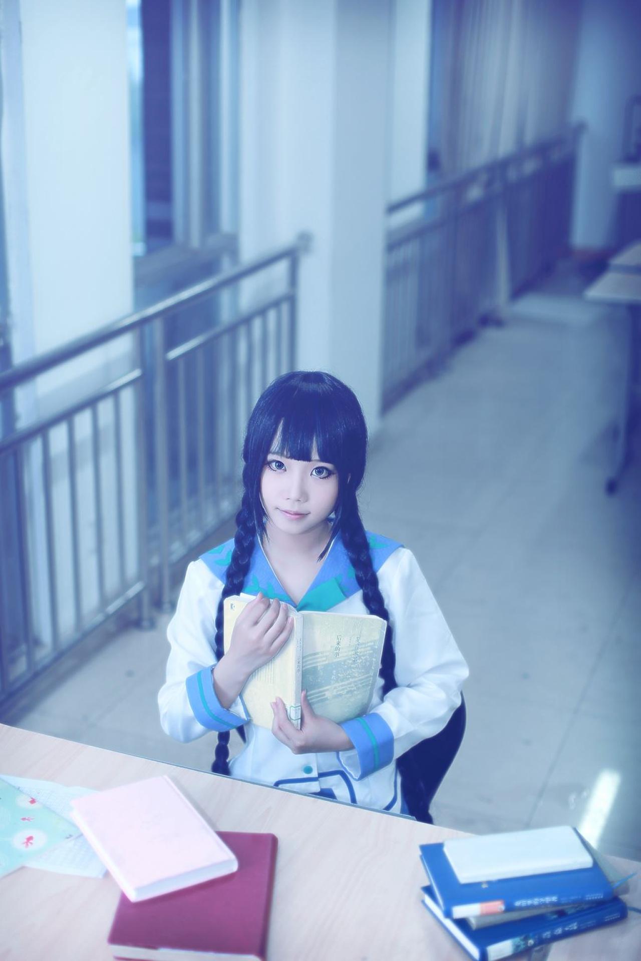 帕琪与兔扮演天野远子双手把书捧进怀里，抬头看镜头的姿势