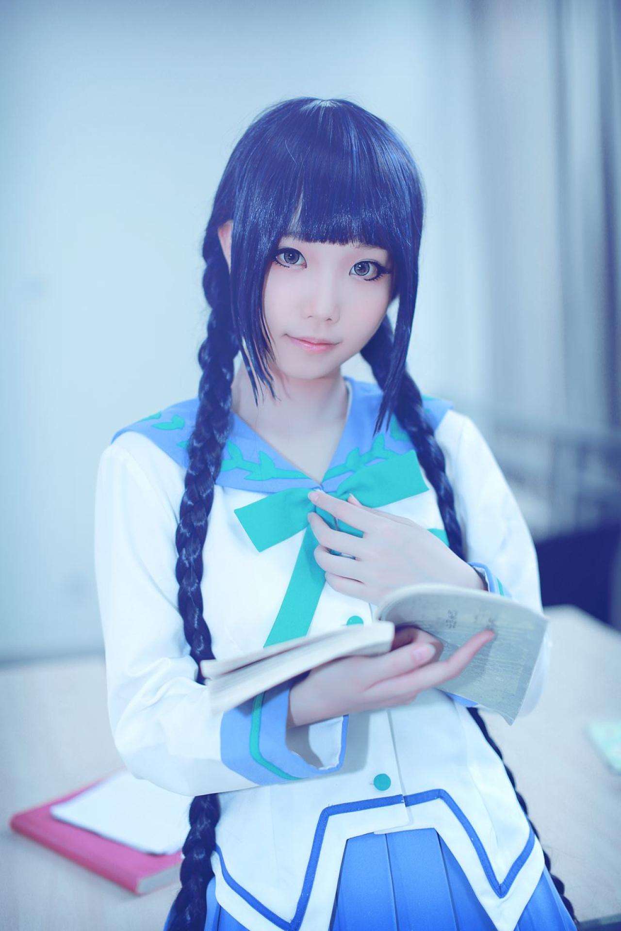 帕琪与兔扮演天野远子左手放在胸前，右手端着书本，颔首微笑的模样