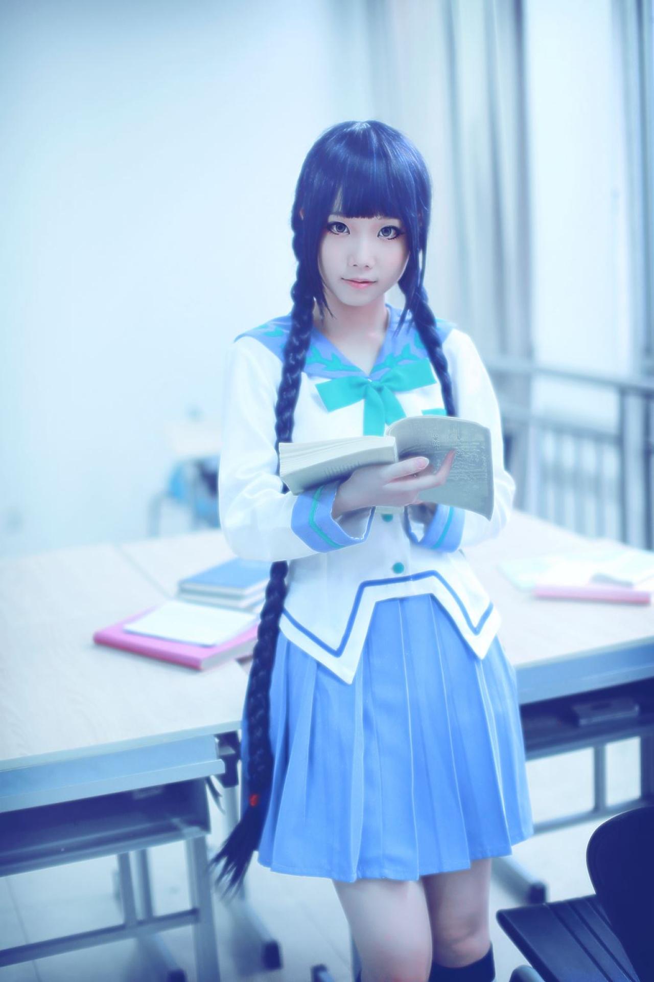 帕琪与兔扮演天野远子颔首看着镜头，右手端着书本，左手放在书上的姿势