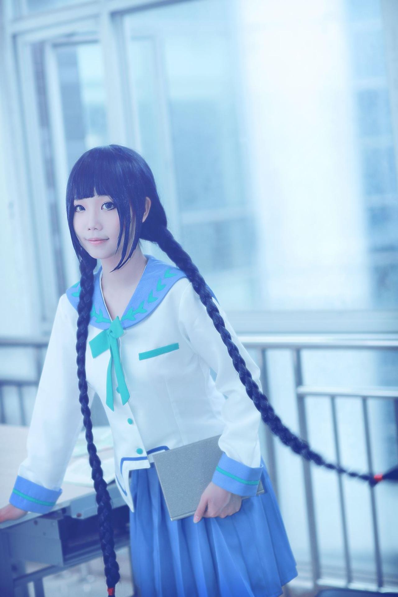 帕琪与兔扮演天野远子左手握着书本，右手撑在桌面上的姿势