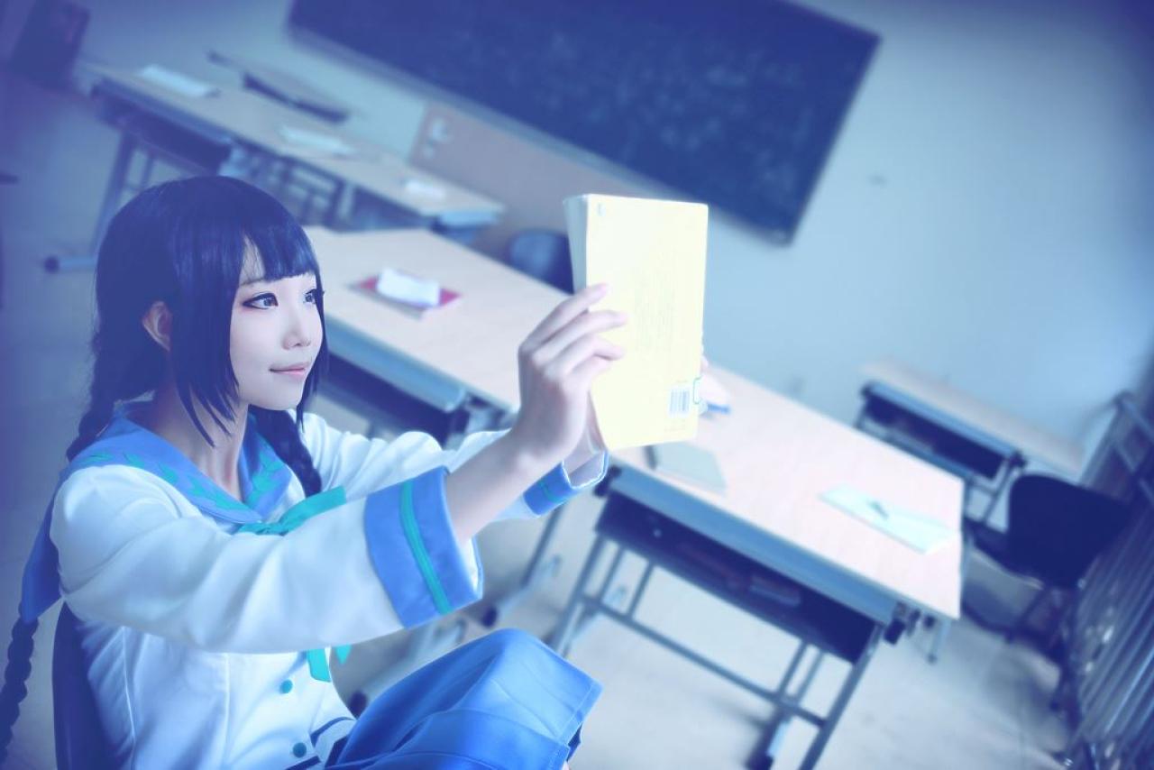 帕琪与兔扮演天野远子翘起双腿坐在椅子上，双手把书举起，45度角仰望看书的姿势