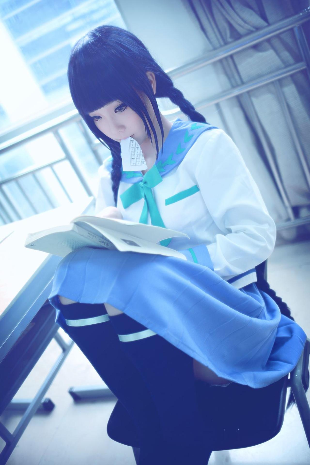 帕琪与兔扮演天野远子抬起脚坐在椅子上，双手翻阅着书，嘴里叼着一页作文纸