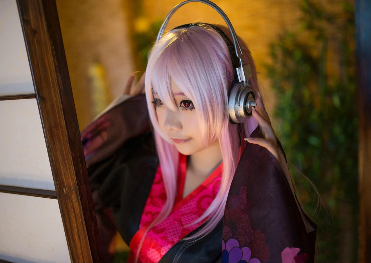 晓月扮演超级索尼子双手端着耳机