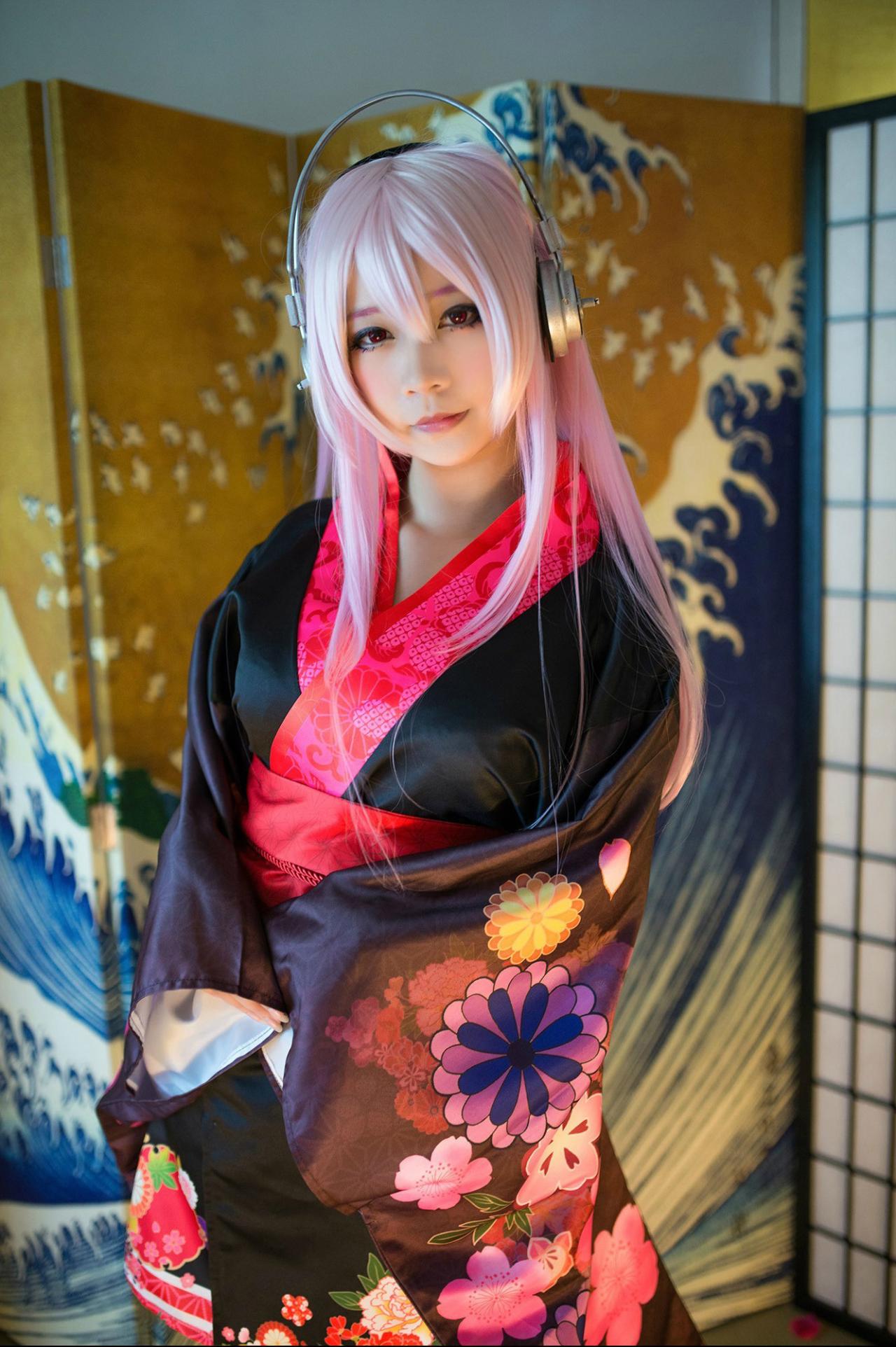 晓月扮演超级索尼子双手叠放在腰部站立的姿势