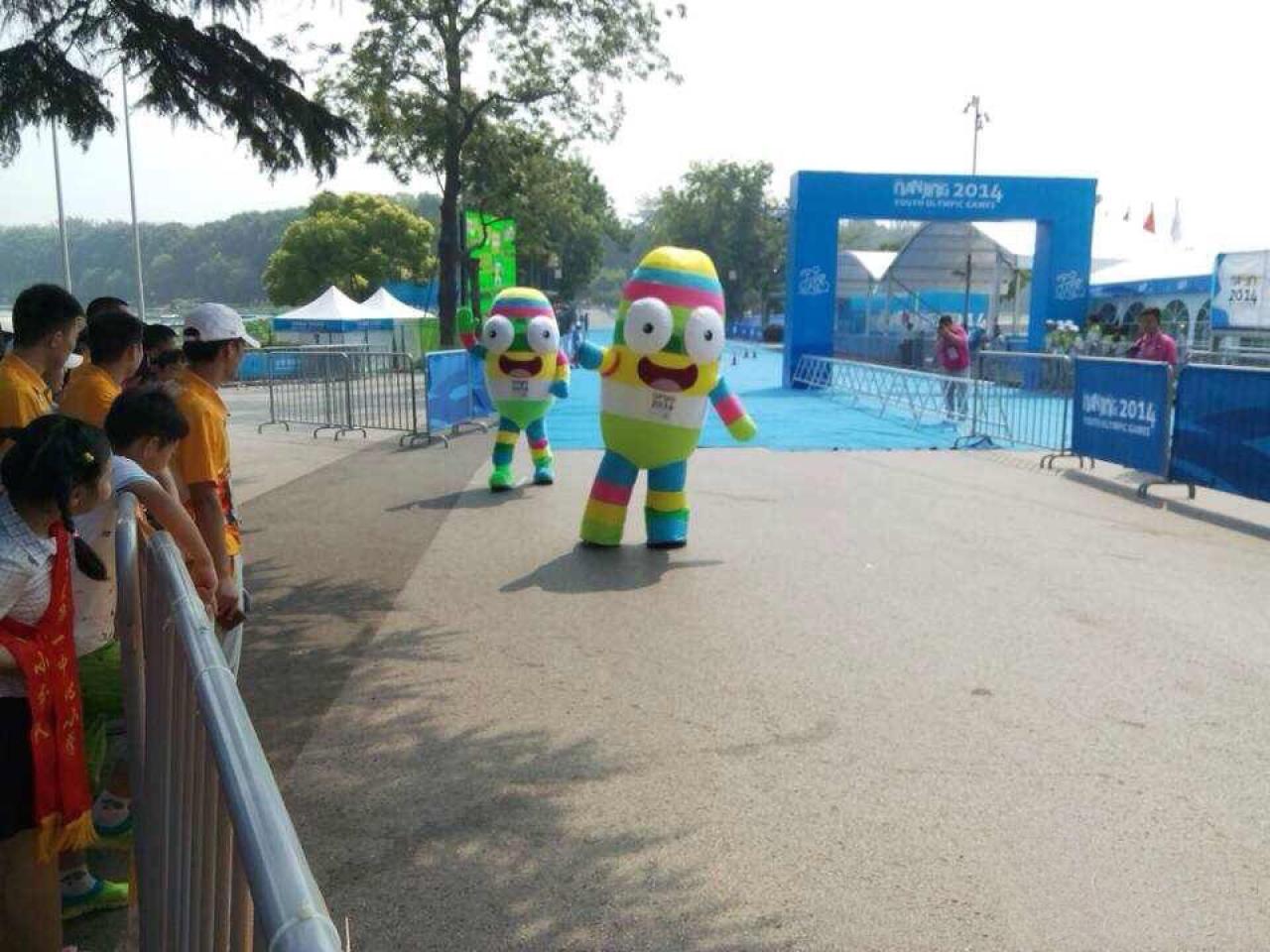 两只吉祥物砳砳正在现场给大家打招呼