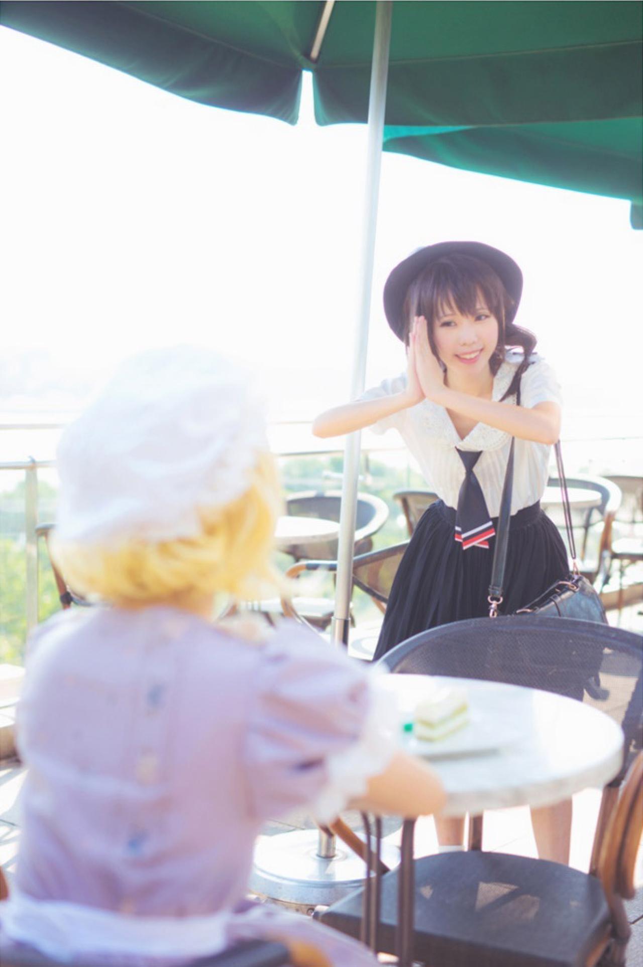 胡桃扮演宇佐见·莲子双手合十，对自己的迟到表示歉意