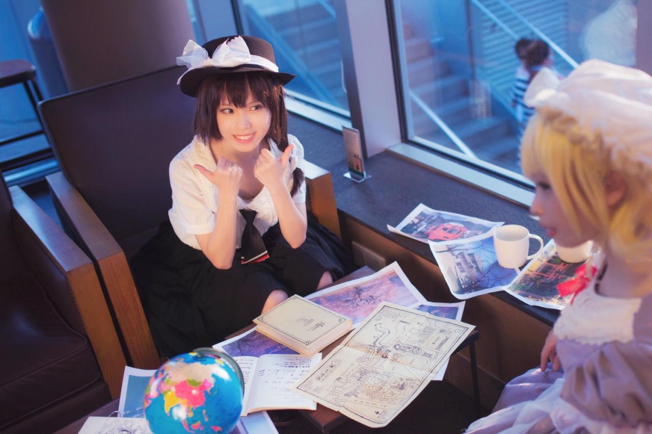 莲子翘起两只手的大拇指