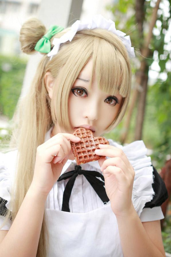 筱雨扮演南小鸟正将吃心形饼干放进嘴里