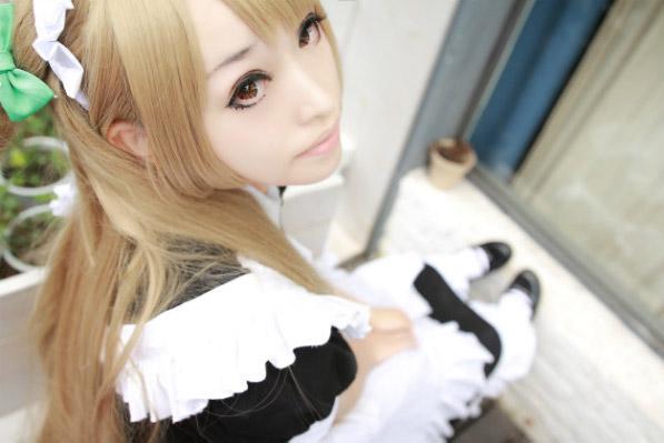 筱雨扮演南小鸟坐在门旁回头看镜头