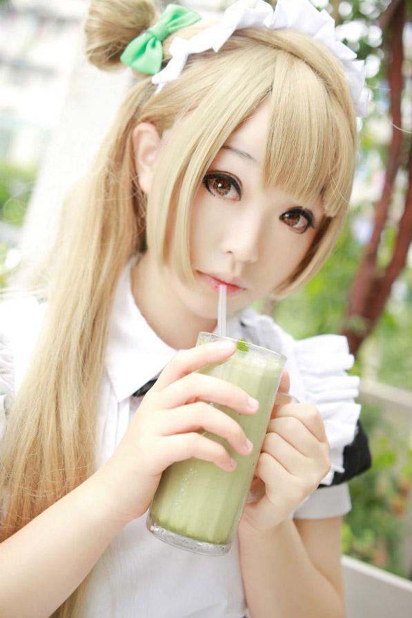 筱雨扮演南小鸟正双手捧着一杯果汁吸着