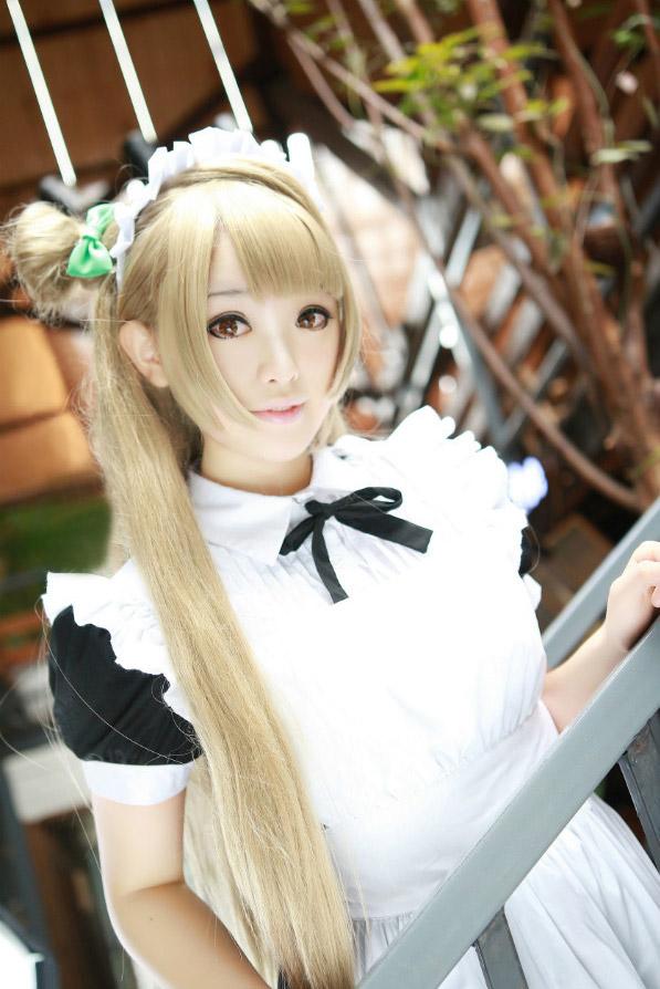 筱雨扮演南小鸟扶着栏杆