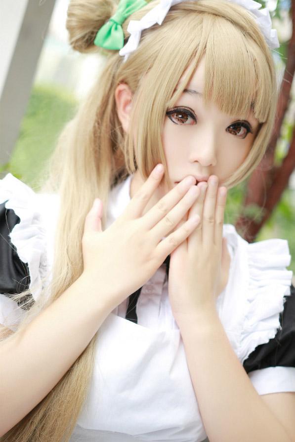 筱雨扮演南小鸟双手捂着嘴吃惊的样子