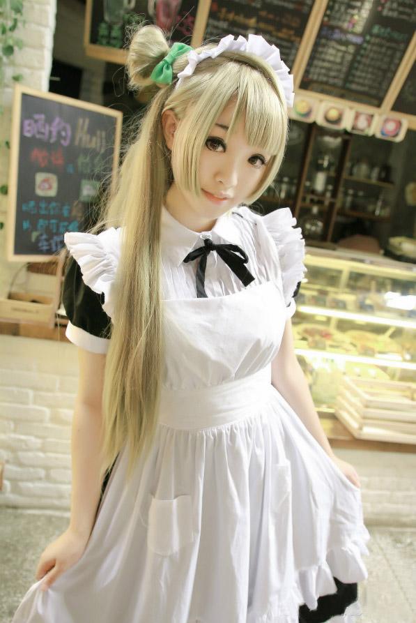 筱雨扮演南小鸟撩起裙角站立的姿势