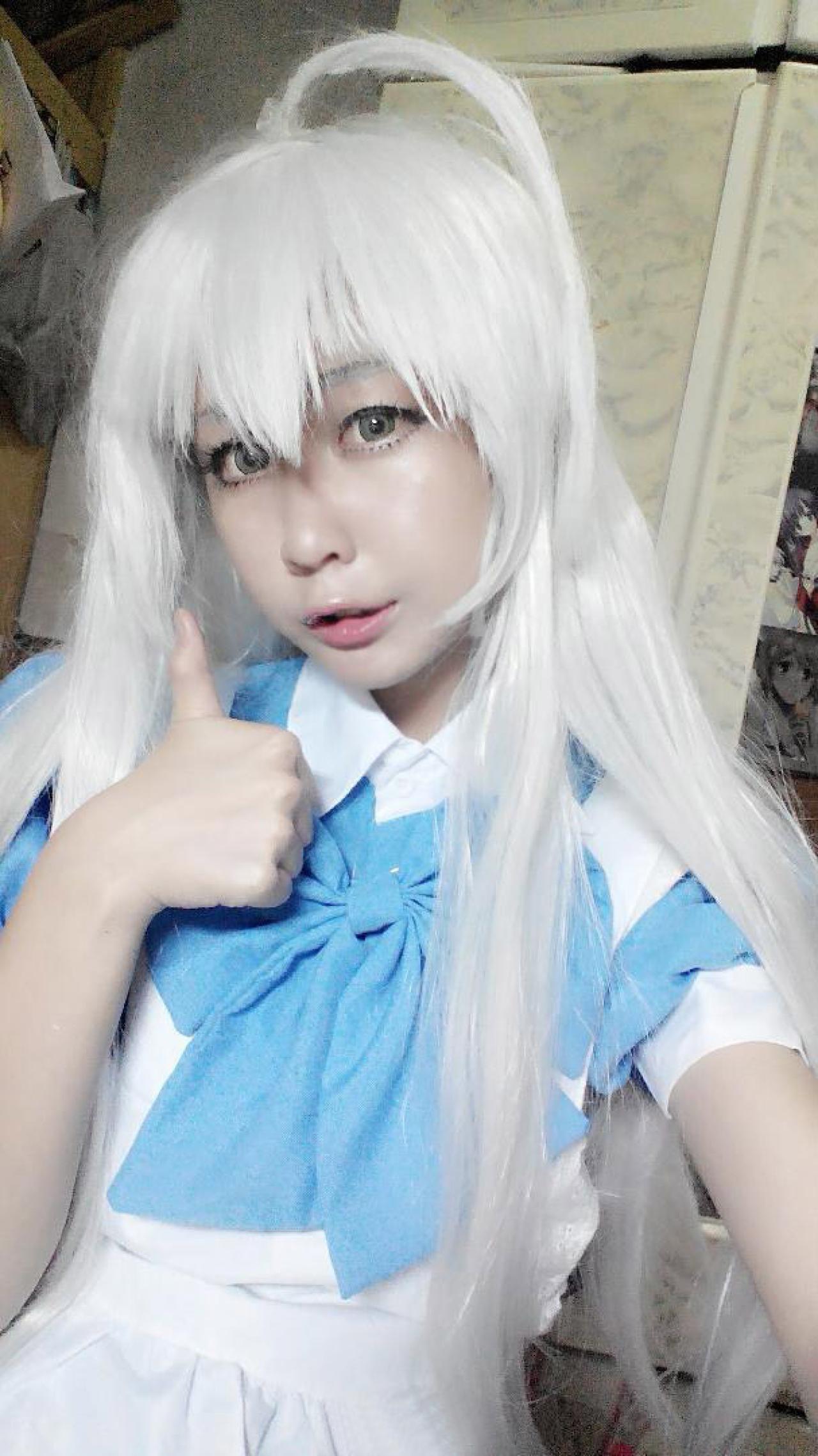 雫Killeen竖起大拇指