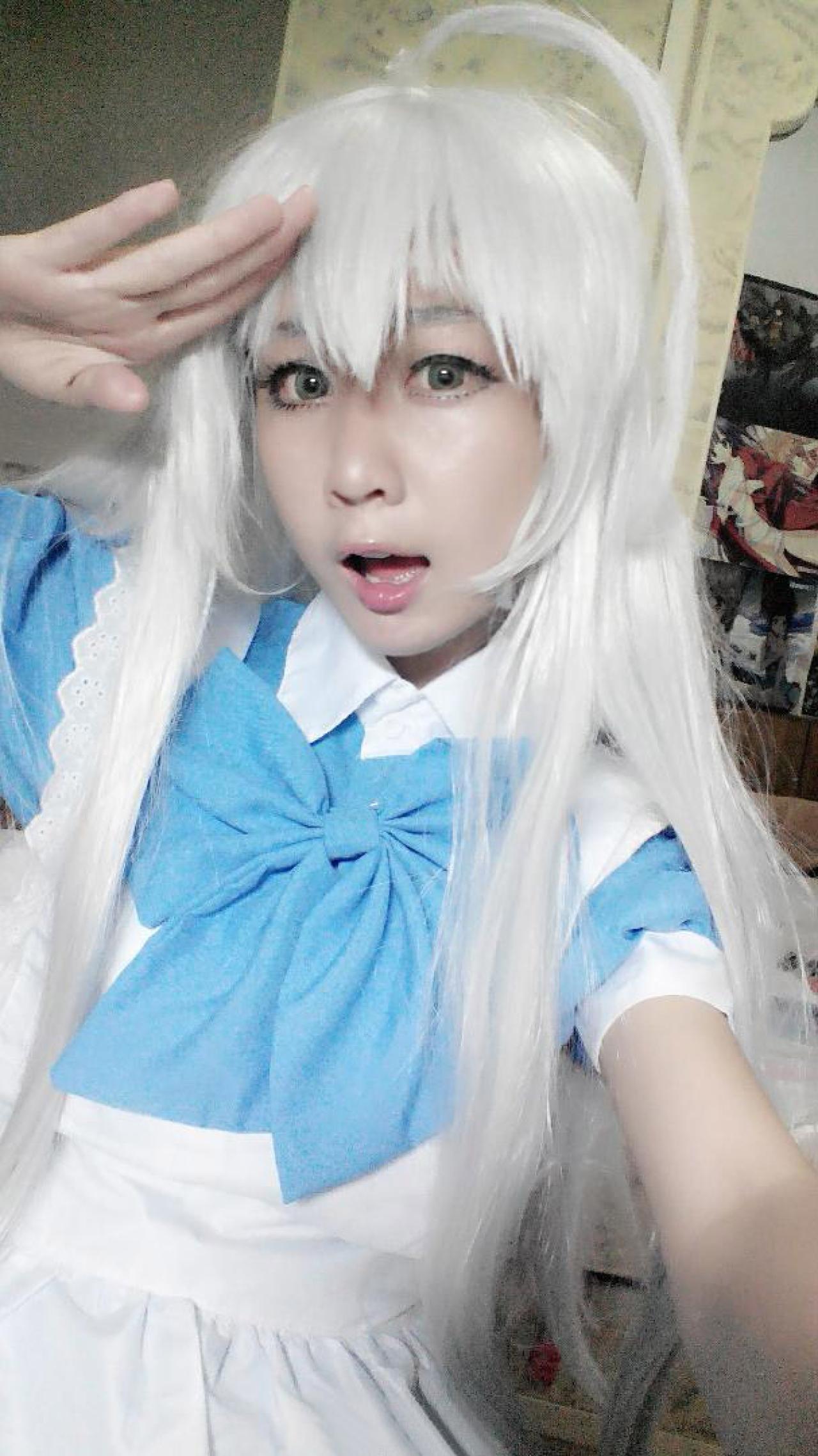 雫Killeen敬礼，张开嘴，惊讶的神情