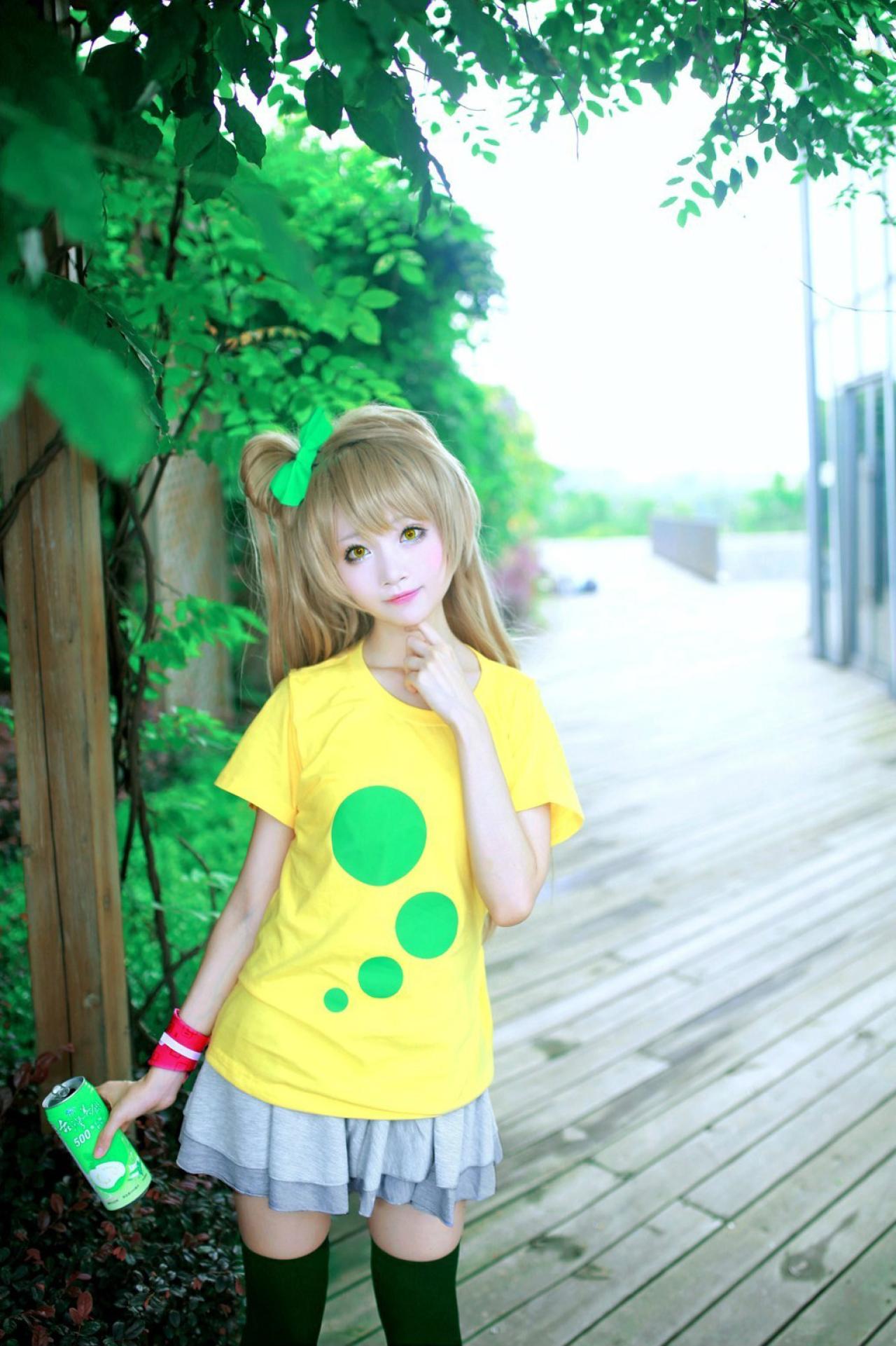 小柔扮演南小鸟，手里拿着一瓶饮料