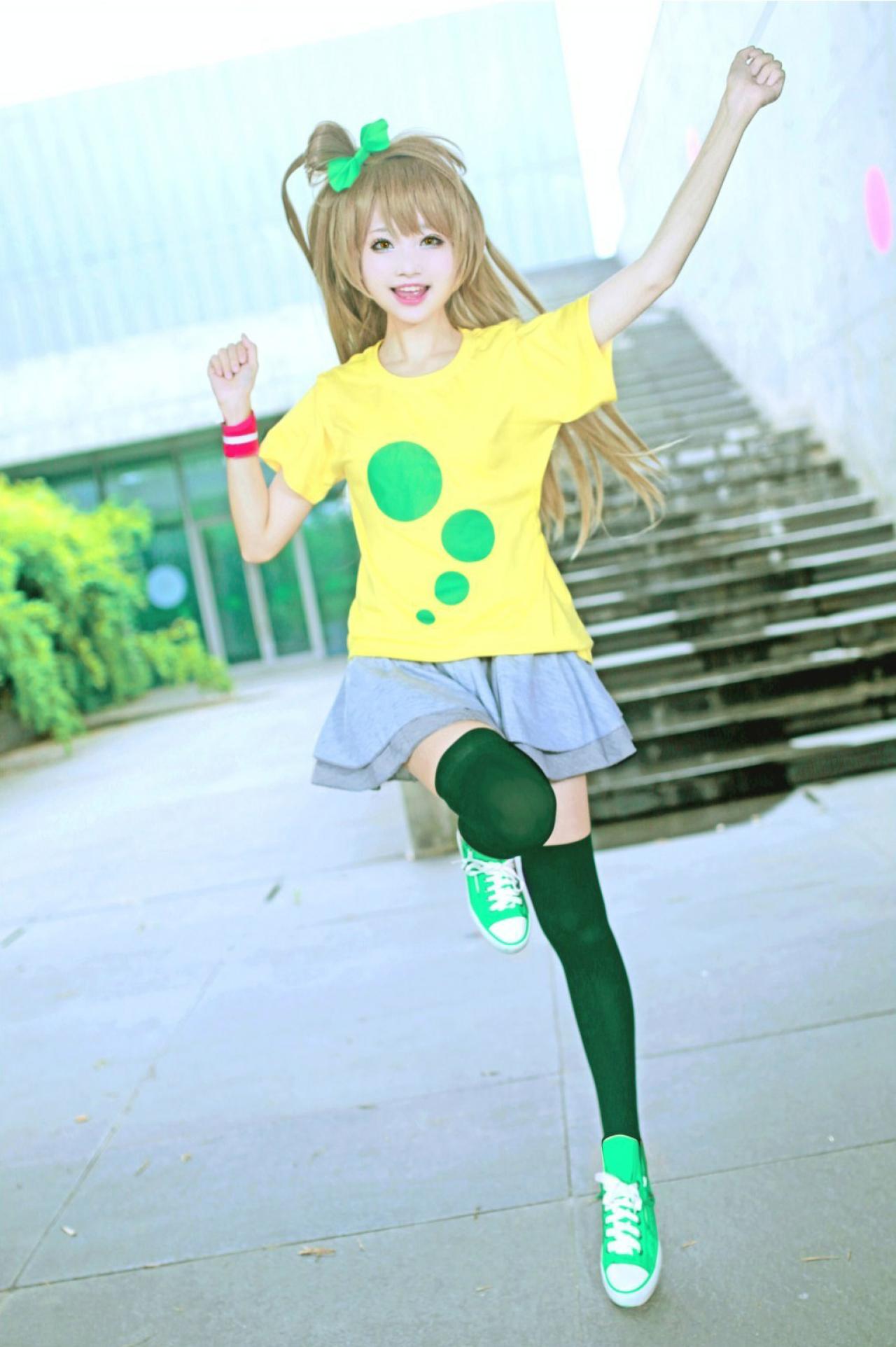 小柔扮演南小鸟作经典姿势