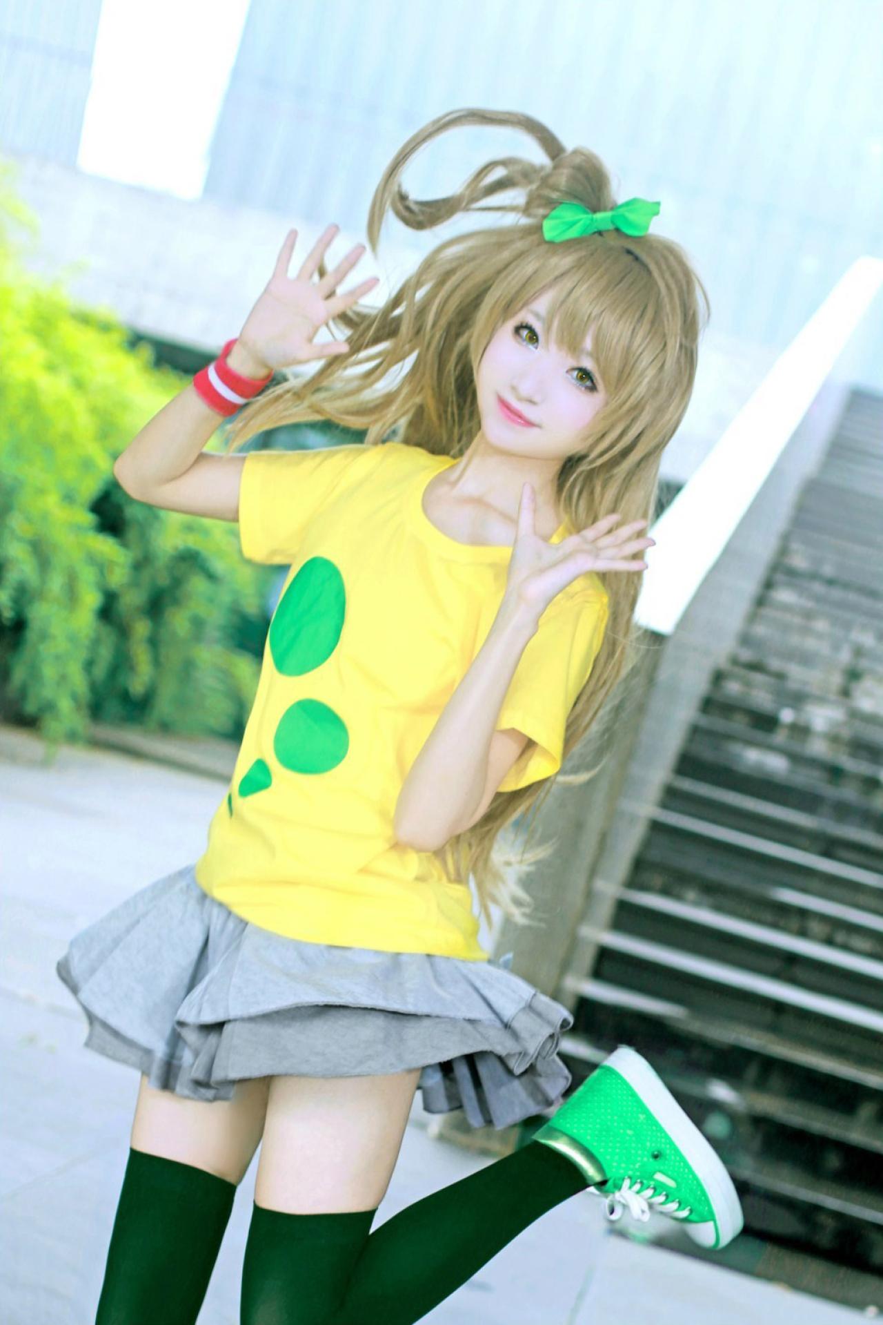 小柔扮演南小鸟双手放在脸颊两侧