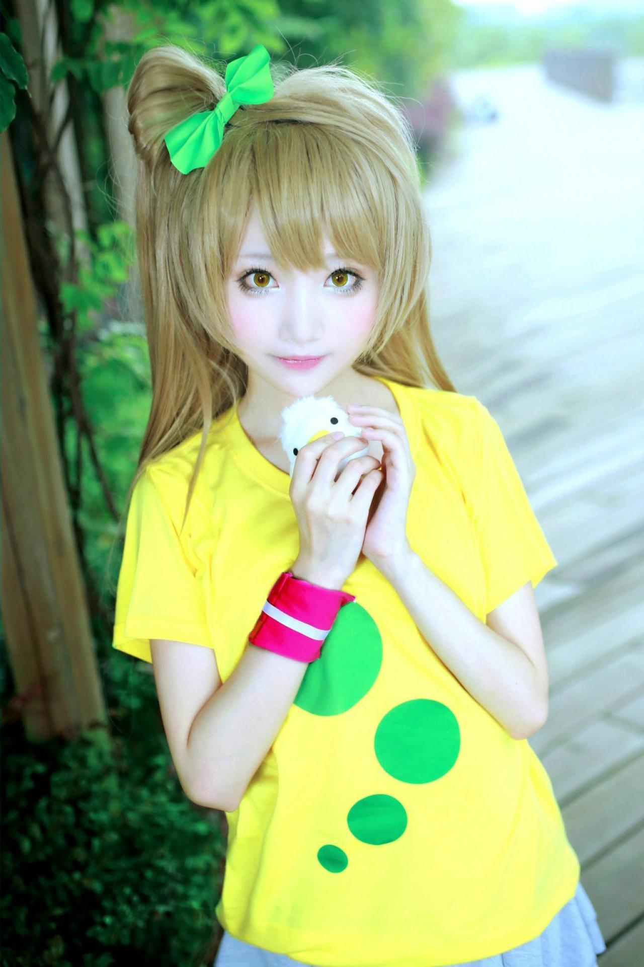 小柔手心里握着一个小鸟玩具